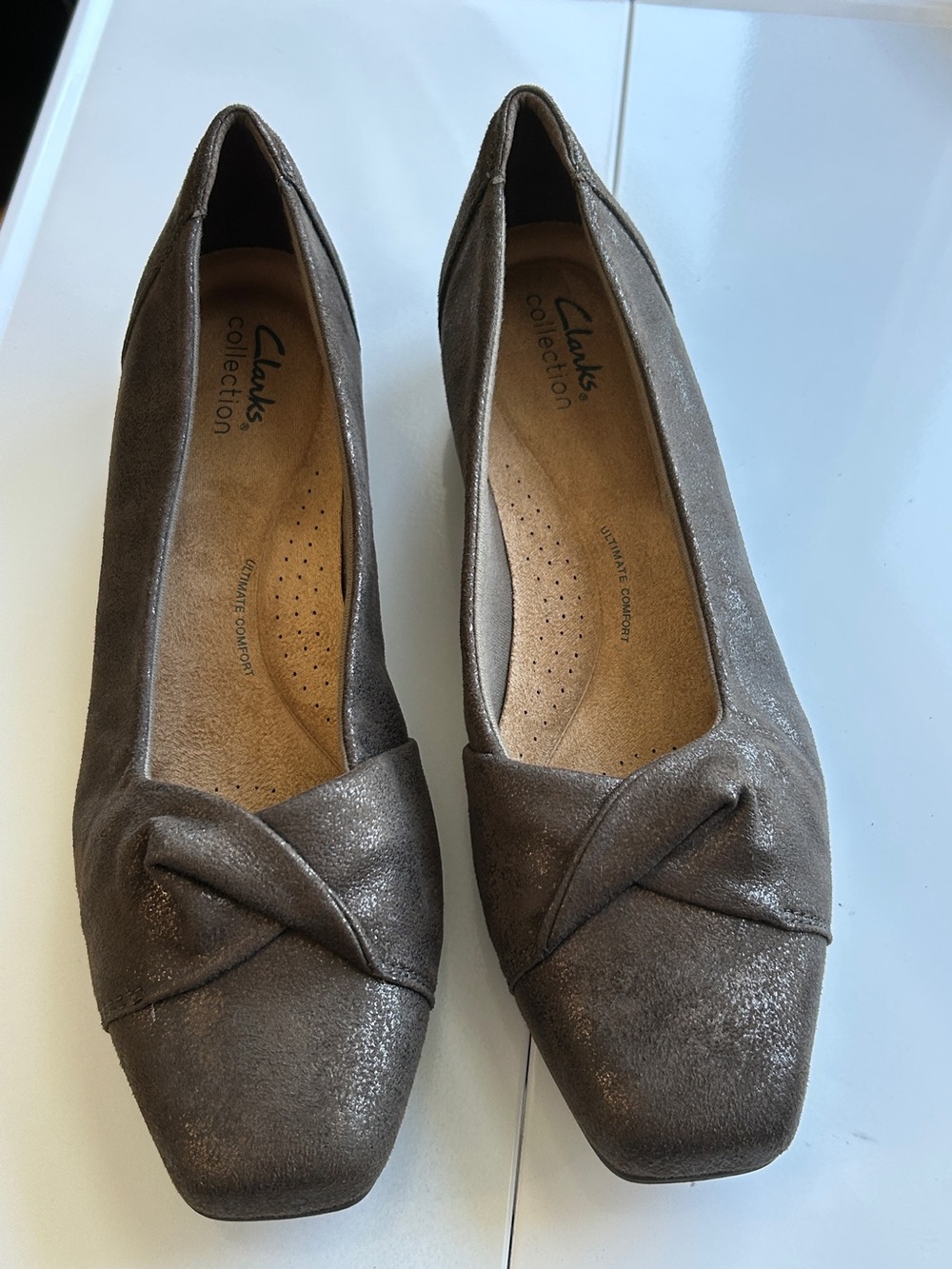 Clarks Collection Women's Metallic Bronze Heeled Loafers Size 10M Comfort Knot